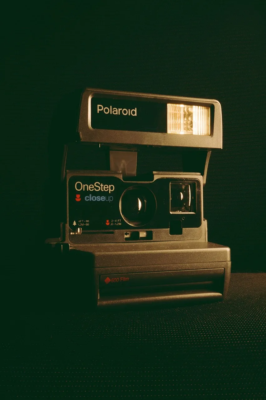 Vintage polaroid fotoğraf makinesi - retro anı yakalama