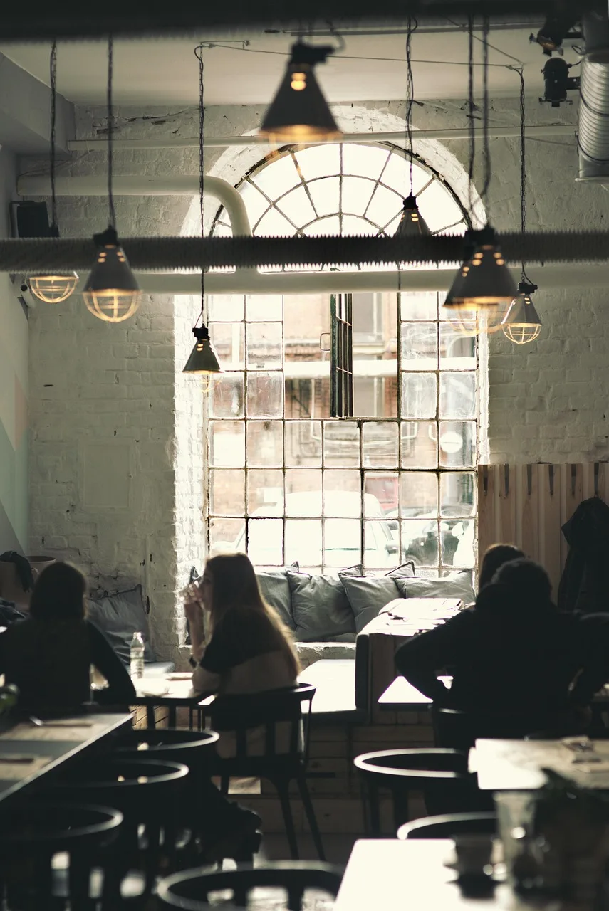 Vintage restoran iç mekan tasarımı - pencere ve lambalar