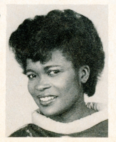 Vintage siyah beyaz kadın portresi, afro saç stili ve nostaljik atmosfer