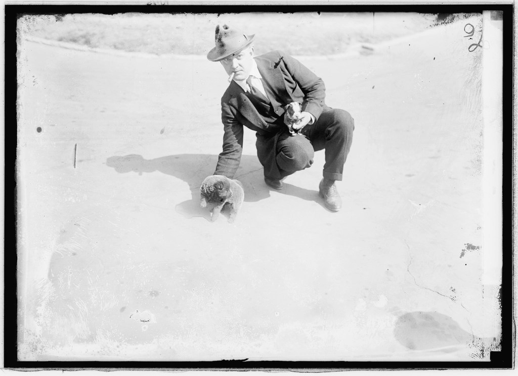 Vintage siyah beyaz karede şapkalı adam ve sevimli yavru köpek dostluğu