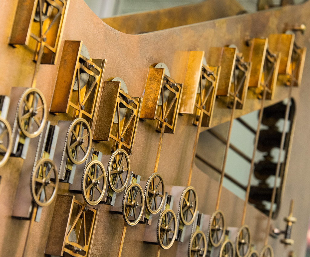 Vintage tarzda pirinç bakır tonlarında mekanik dişli metal duvar sanatı