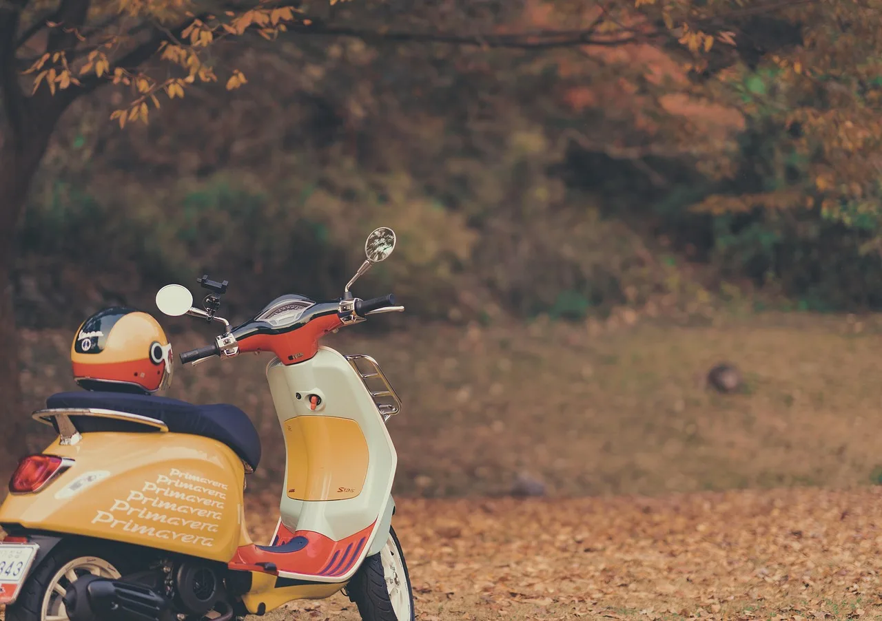 Vintage Vespa scooter fotoğrafı - klasik motosiklet