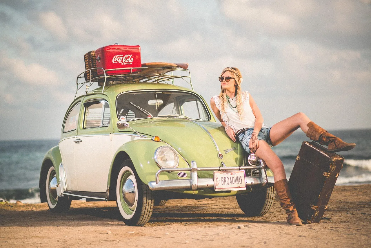 Vintage Volkswagen Beetle sahilde stil sahibi kadın modeli