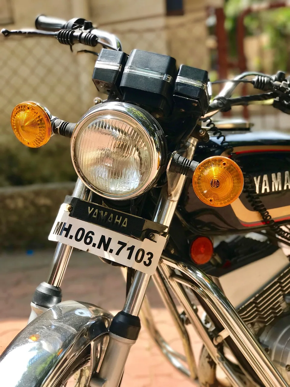 Vintage Yamaha motosiklet - kahverengi tarihî araç
