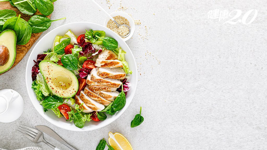 Vitamin Dolu Izgara Tavuklu Avokado Salatası Kasesi ve Sağlıklı Beslenme Sunumu