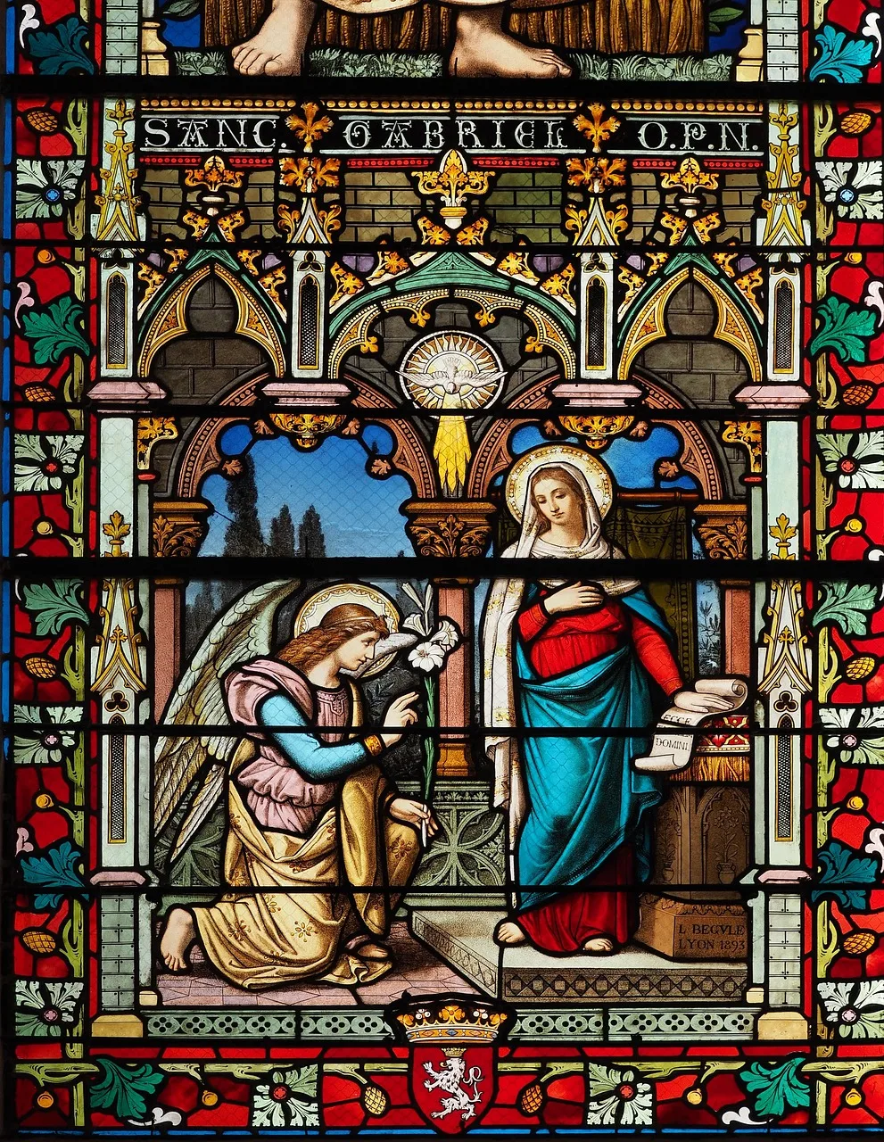 Vitraj süslemeli tarihi kilise iç mekanı