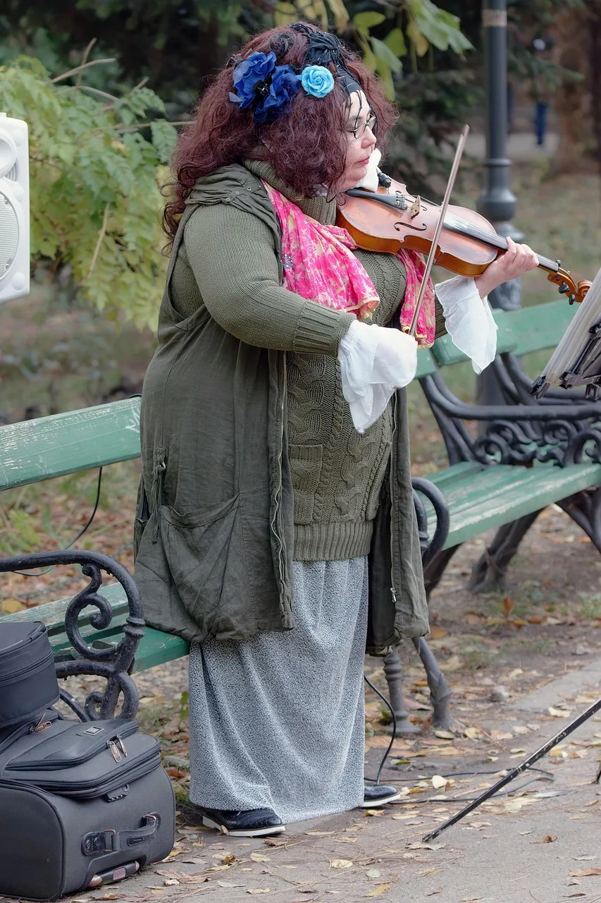 Viyolonsel çalan kadın sokak sanatçısı - parkta performans