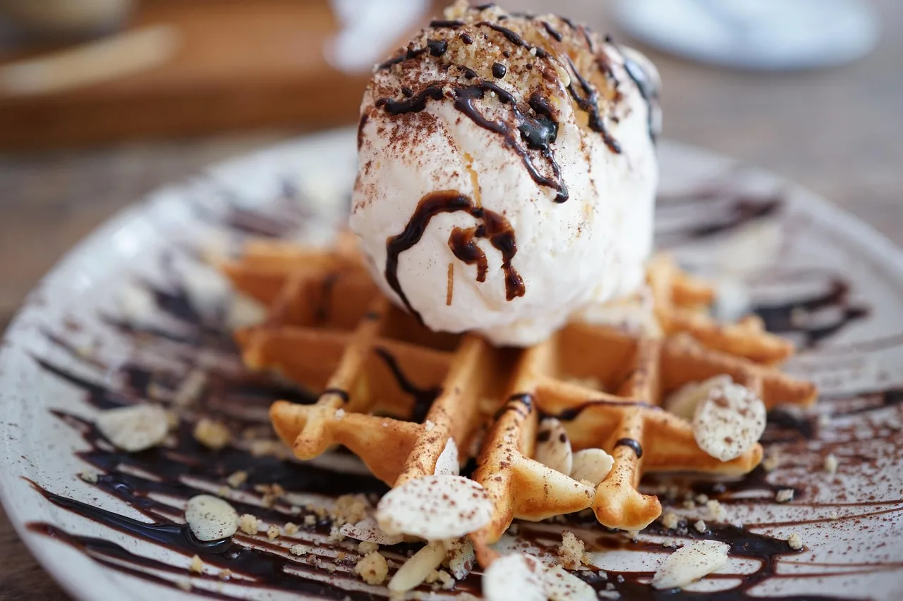 Waffle ve dondurma tatlısı - renkli şekerlemeler