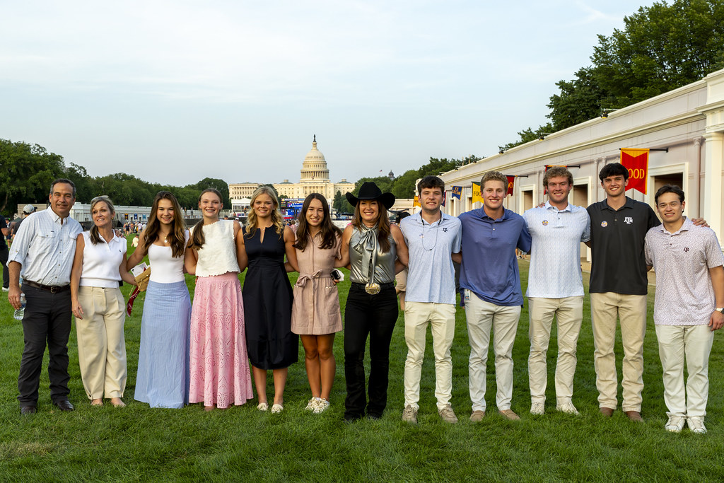 washington dc capitol önünde gülümseyen genç grubun hatıra fotoğrafı