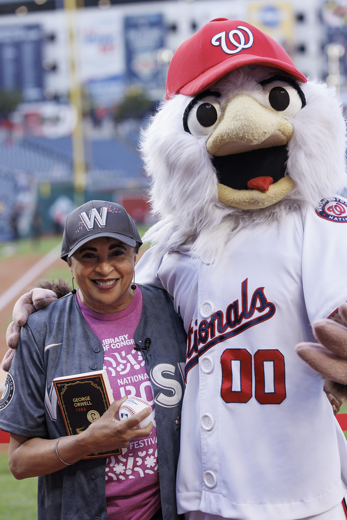 Washington Nationals Maskotuyla Beyzbol Sahasında Kitap Okuma Etkinliği