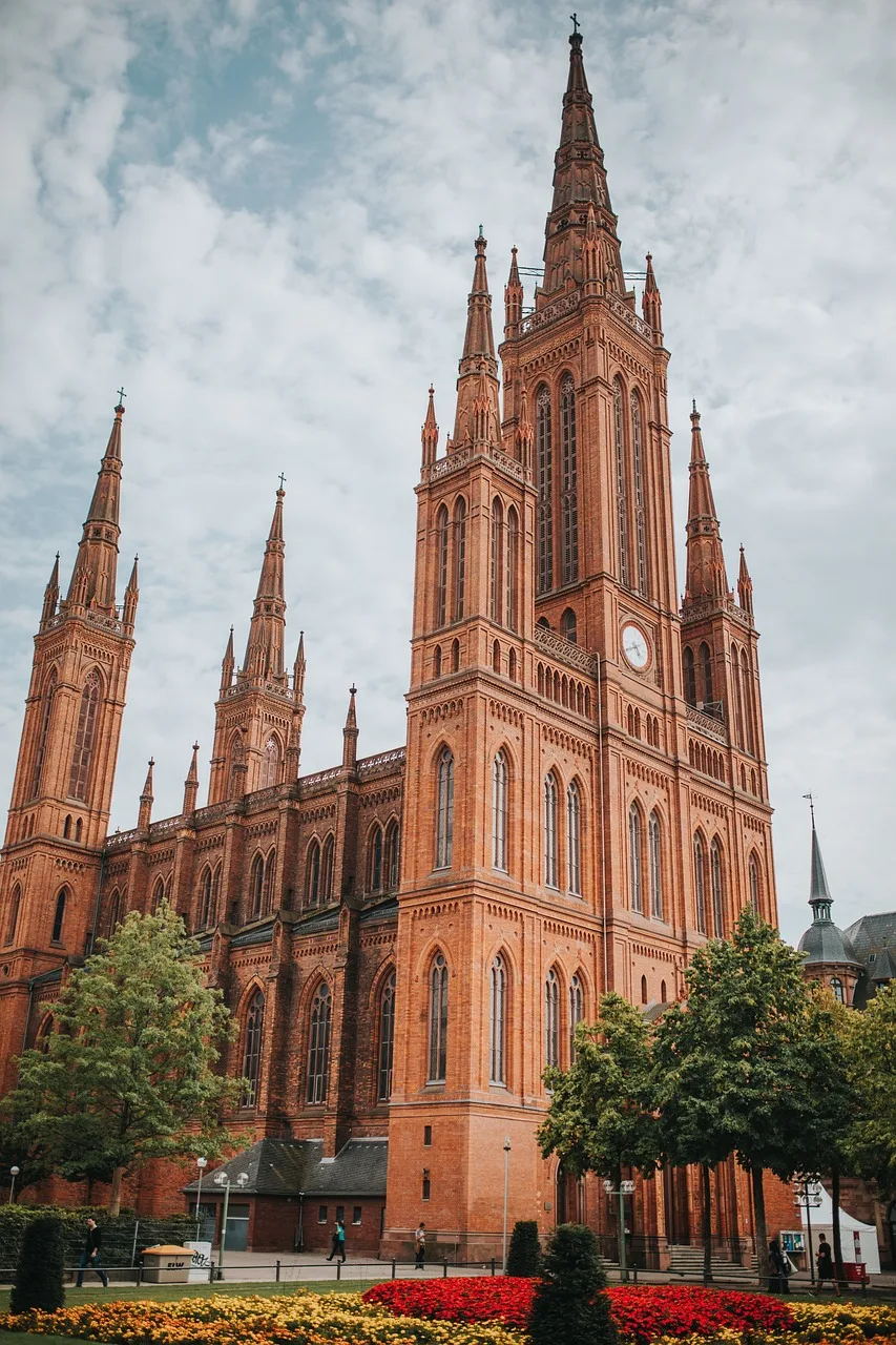 Wiesbaden şehrindeki tarihi kilise mimarisi