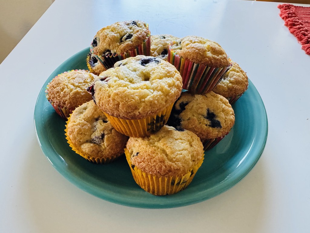 Yaban Mersinli Muffinlerle Dolu Turkuaz Tabakta Ev Yapımı Tatlı Keyfi