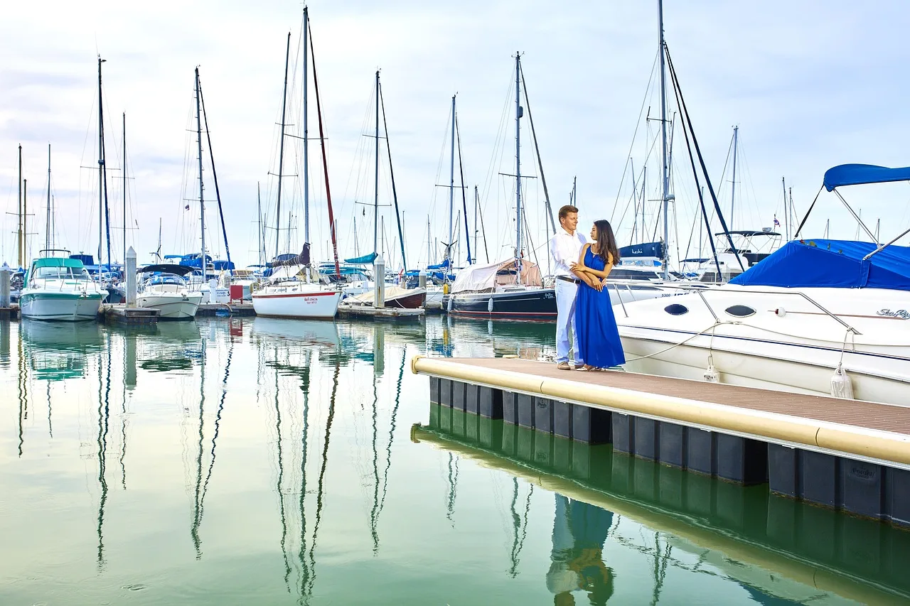 Yacht ve çift romantik liman fotoğrafı