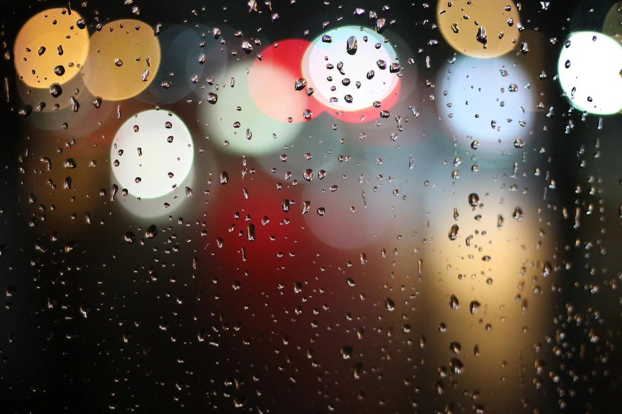 Yağmur damlalarıyla ıslak cam pencere - doğa bokeh