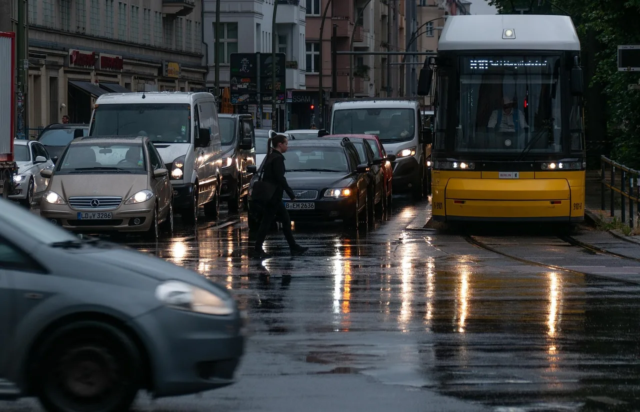 Yağmurlu şehir trafiği - yoğun sokak görüntüsü