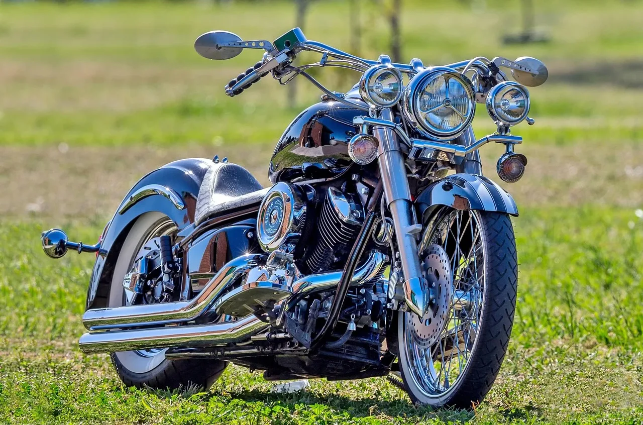 Yamaha V Star 1100 klasik motosiklet - şık tasarım