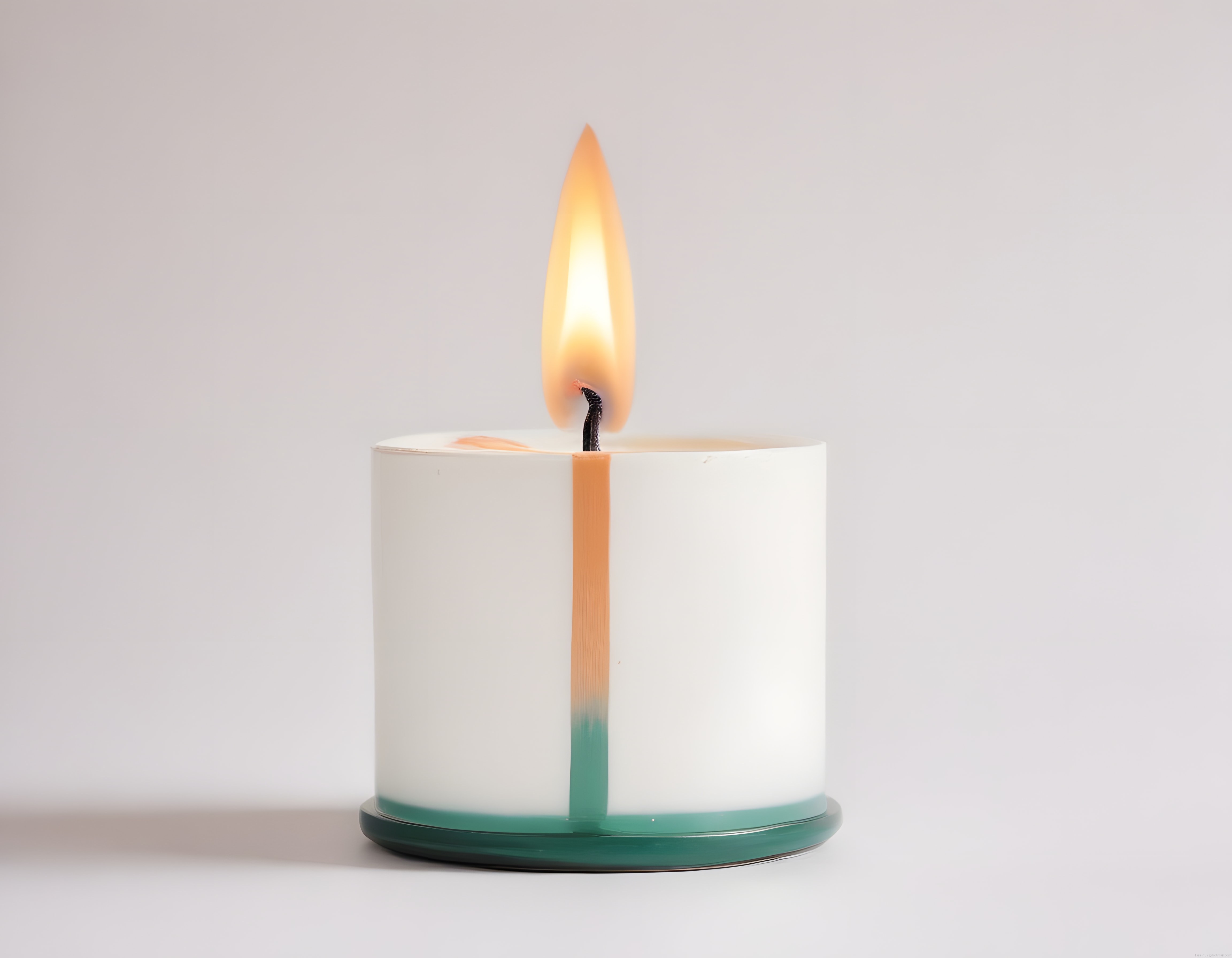 Yanan Beyaz Mum ve Yumuşak Alev Işığıyla Huzurlu Minimalist Dekorasyon