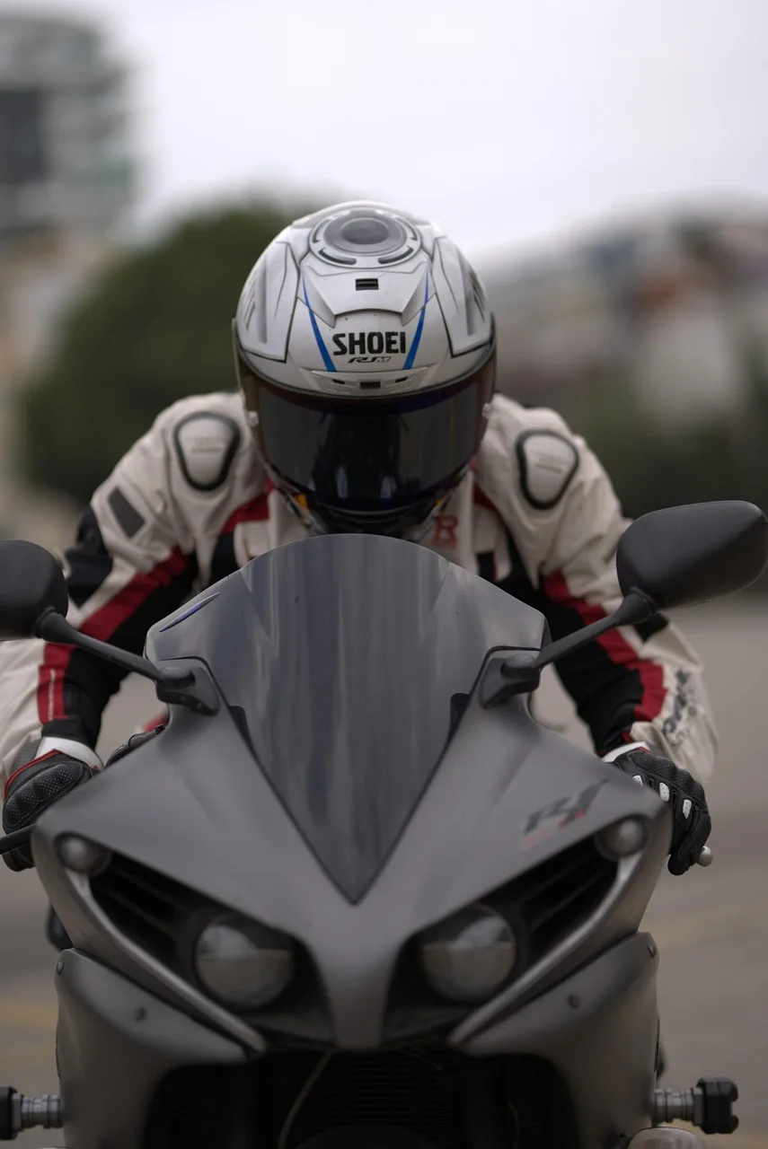 Yarış motosikleti pistte hızla gidiyor