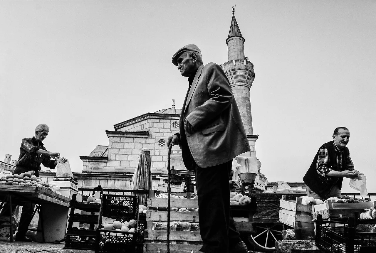 Yaşlı adam Amasya çarşısında fotoğrafçılık