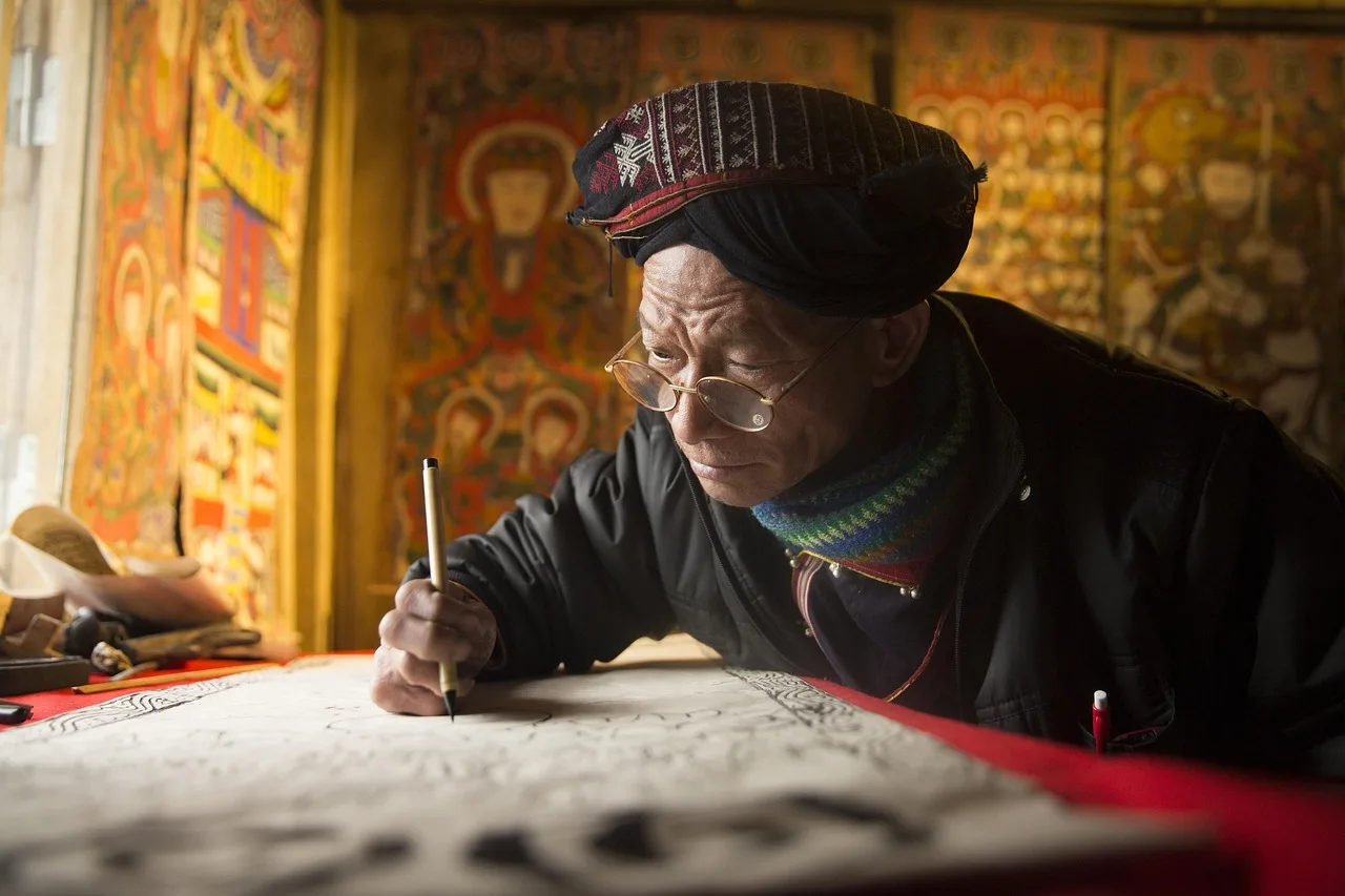 Yaşlı adam kalemle geleneksel resim - sanat fotoğrafı