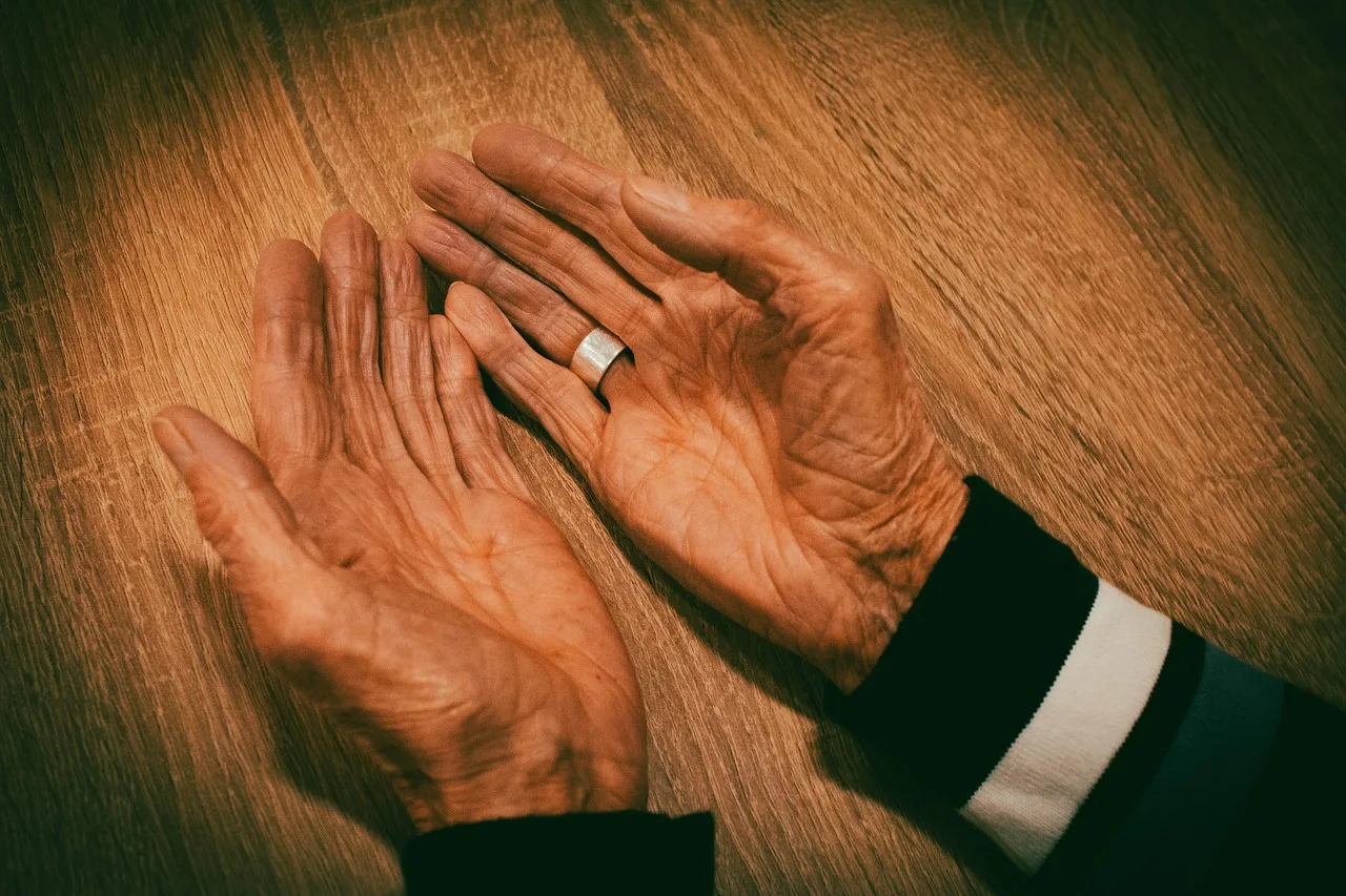 Yaşlı kadın el işleri - yalnızlık ve dayanıklılık