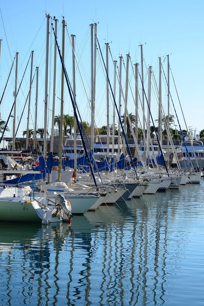 Yat limanı azur sularında St Raphael manzarası