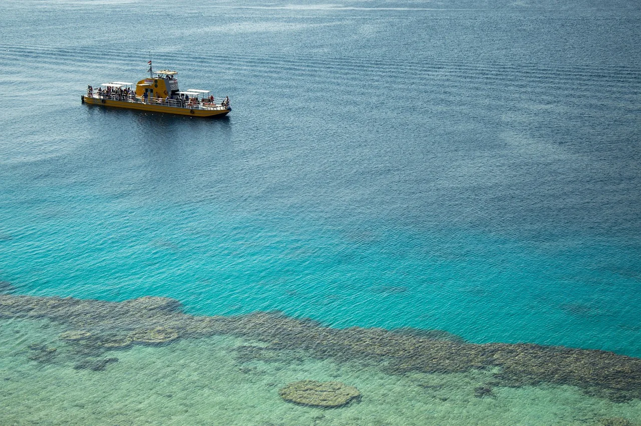 Yat ve mercan resifli kırmızı deniz fotoğrafı