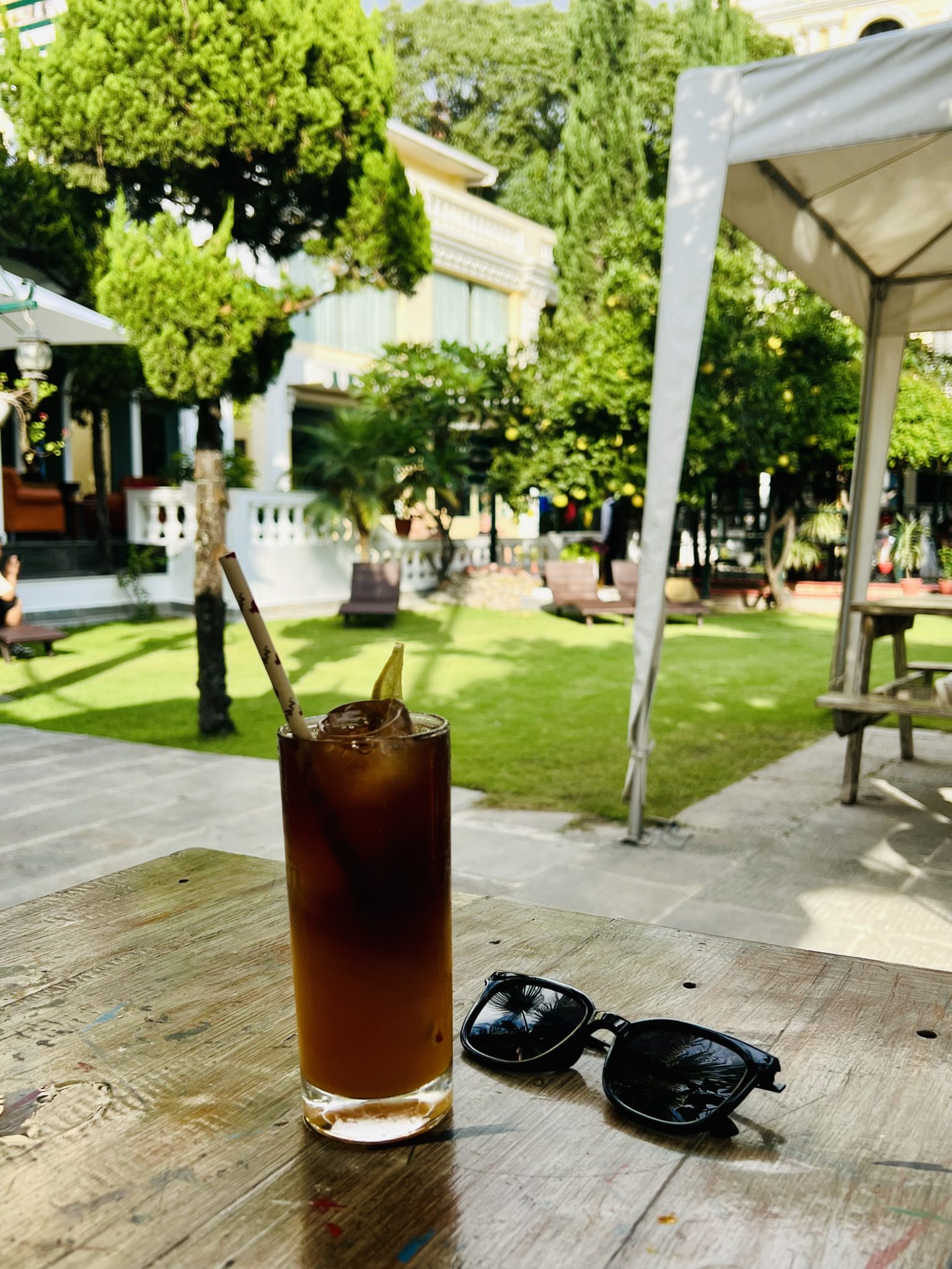 Yaz Günü Bahçede Buzlu Kahve ve Güneş Gözlüğüyle Huzurlu Mola