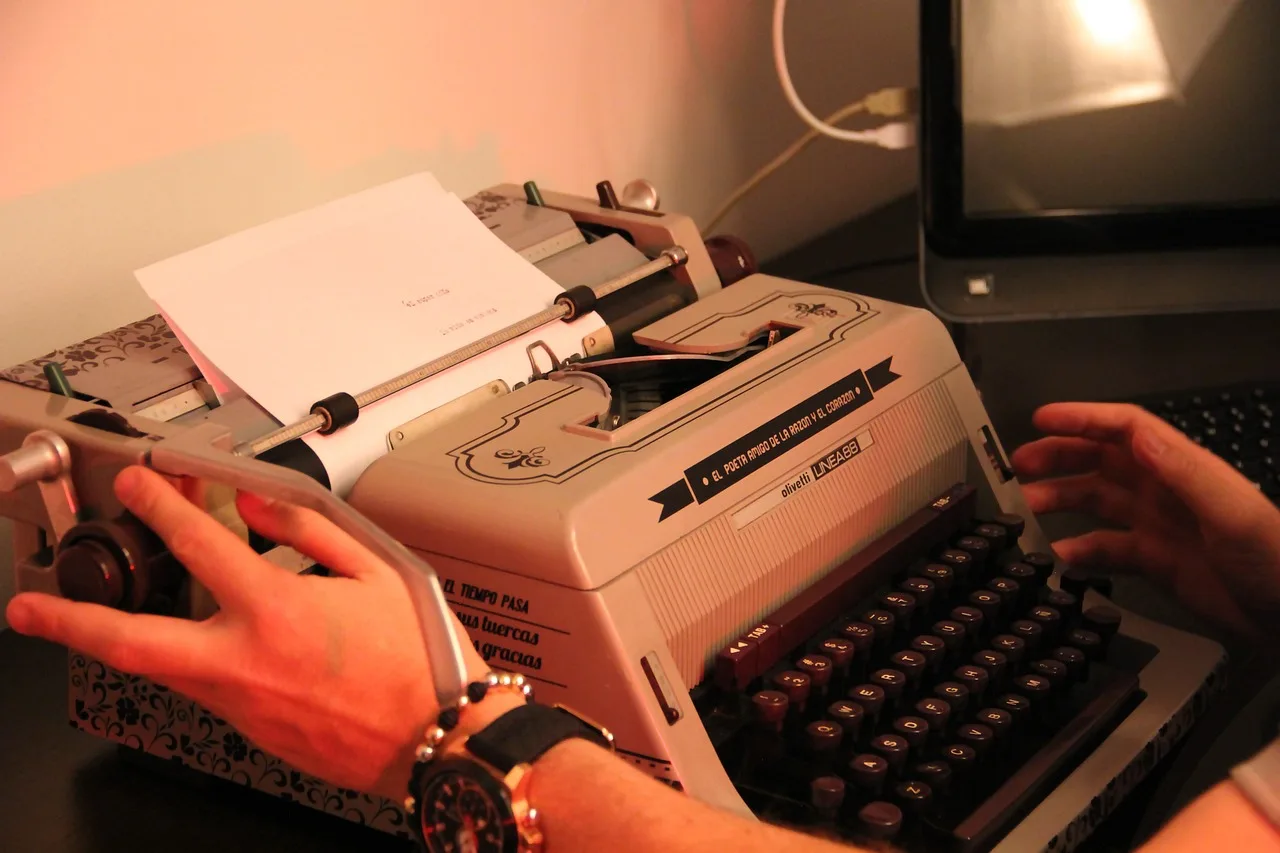 Yazı makinesiyle ellerde tipografi - vintage tip makinesi