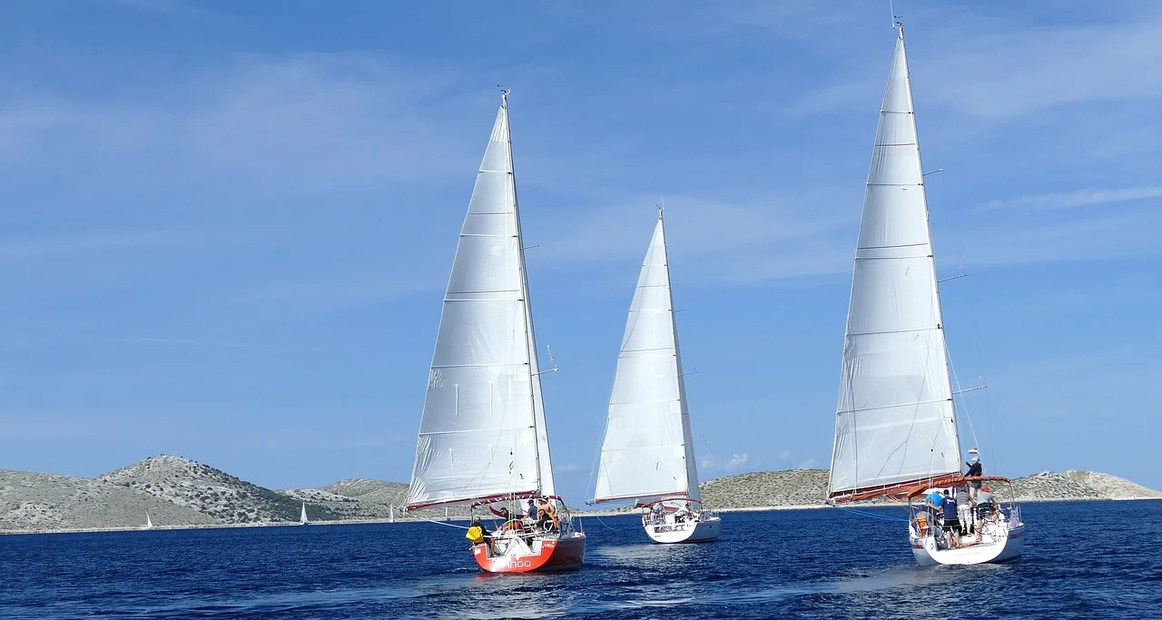 Yelkenli tekne limanda tatil havası Yelkenli tekne limanda tatil havası