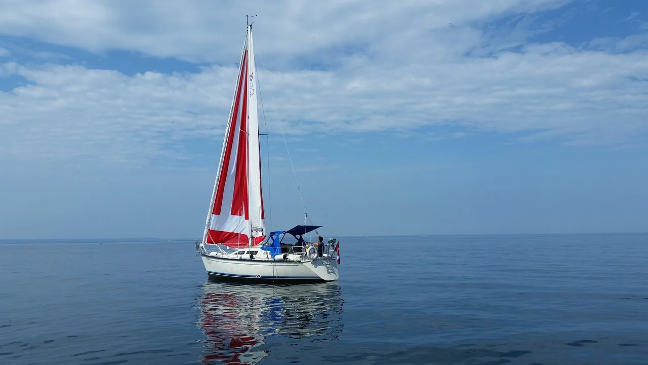 Yelkenli teknesi göl ve deniz manzarası