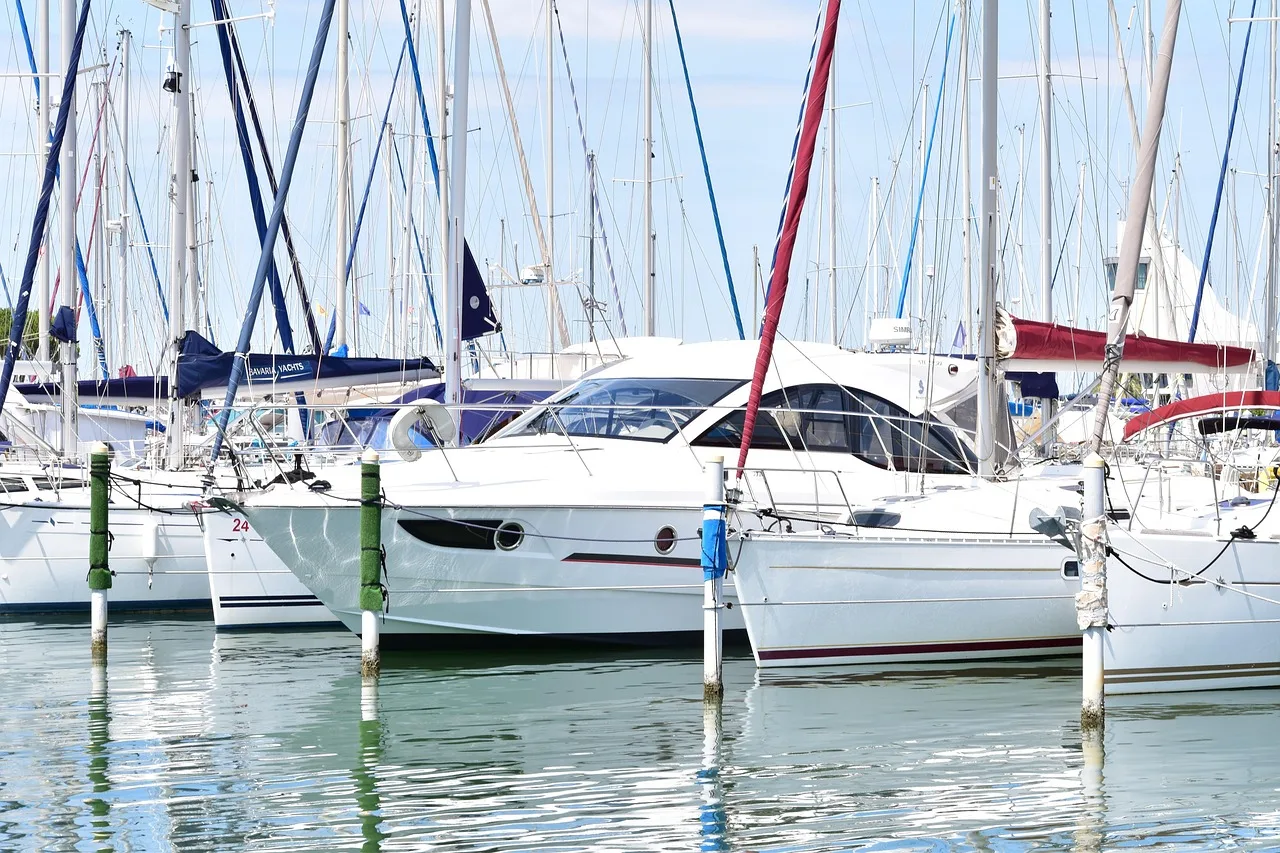 Yelkenli teknesi limanda dalgalı deniz