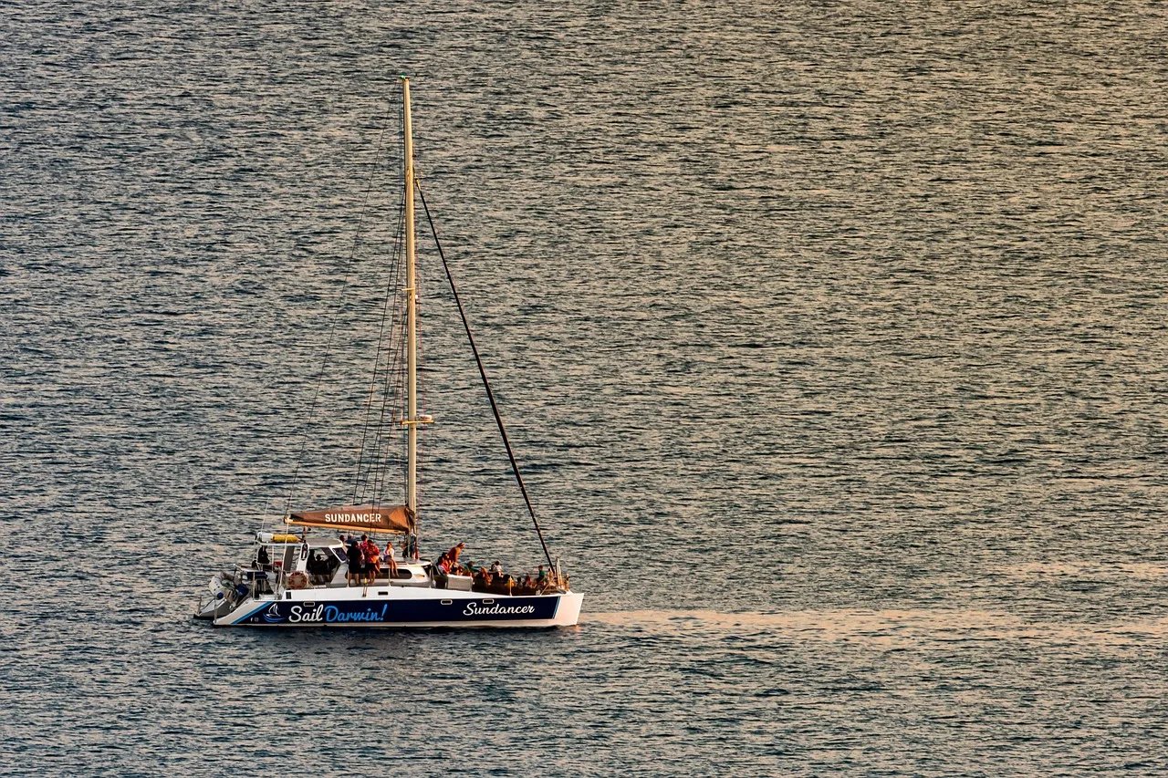Yelkenli yat deniz manzarası - doğal okyanus