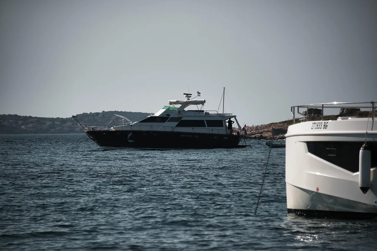 Yelkenli yat deniz manzarası - lüks tekne