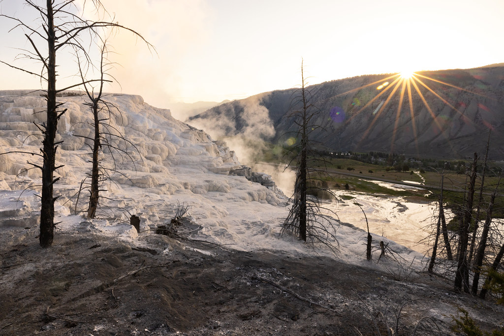 Yellowstone Travertenlerinde Gün Batımında Buharlı ve Gizemli Doğa Manzarası