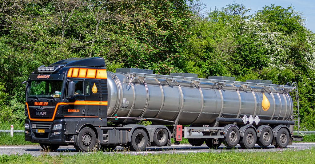 Yemyeşil Orman Yolu Üzerinde İlerleyen Siyah Embley Tanker Kamyonu