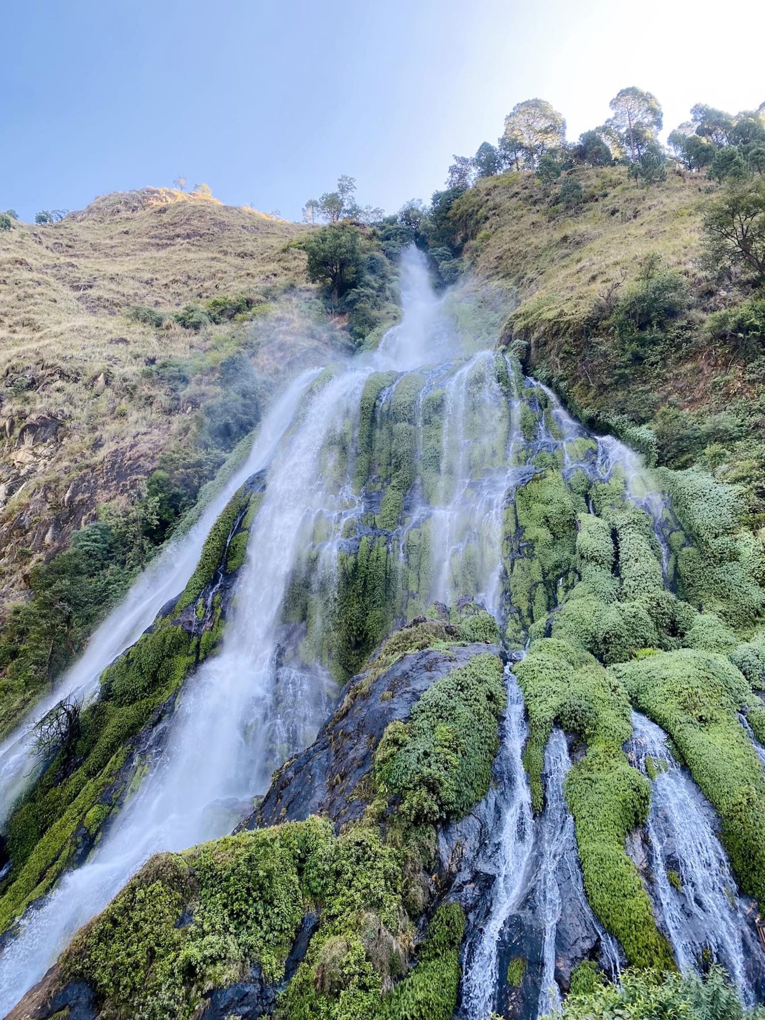 Yemyeşil Yosunlu Kayalıklardan Akan Büyüleyici Doğa Şelalesi ve Serin Atmosfer