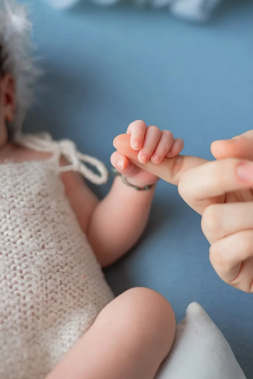 Yeni doğan bebek ve anne elleri