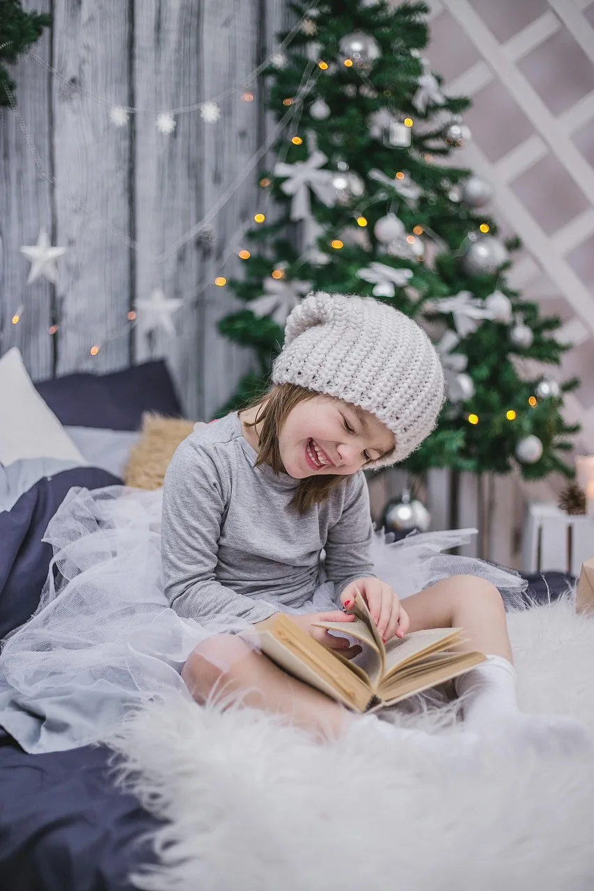 Yeni yıl kutlaması - çocuk kitap okurken