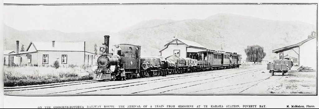 Yeni Zelanda Te Karaka İstasyonunda Tarihi Buharlı Tren ve Dağ Manzarası