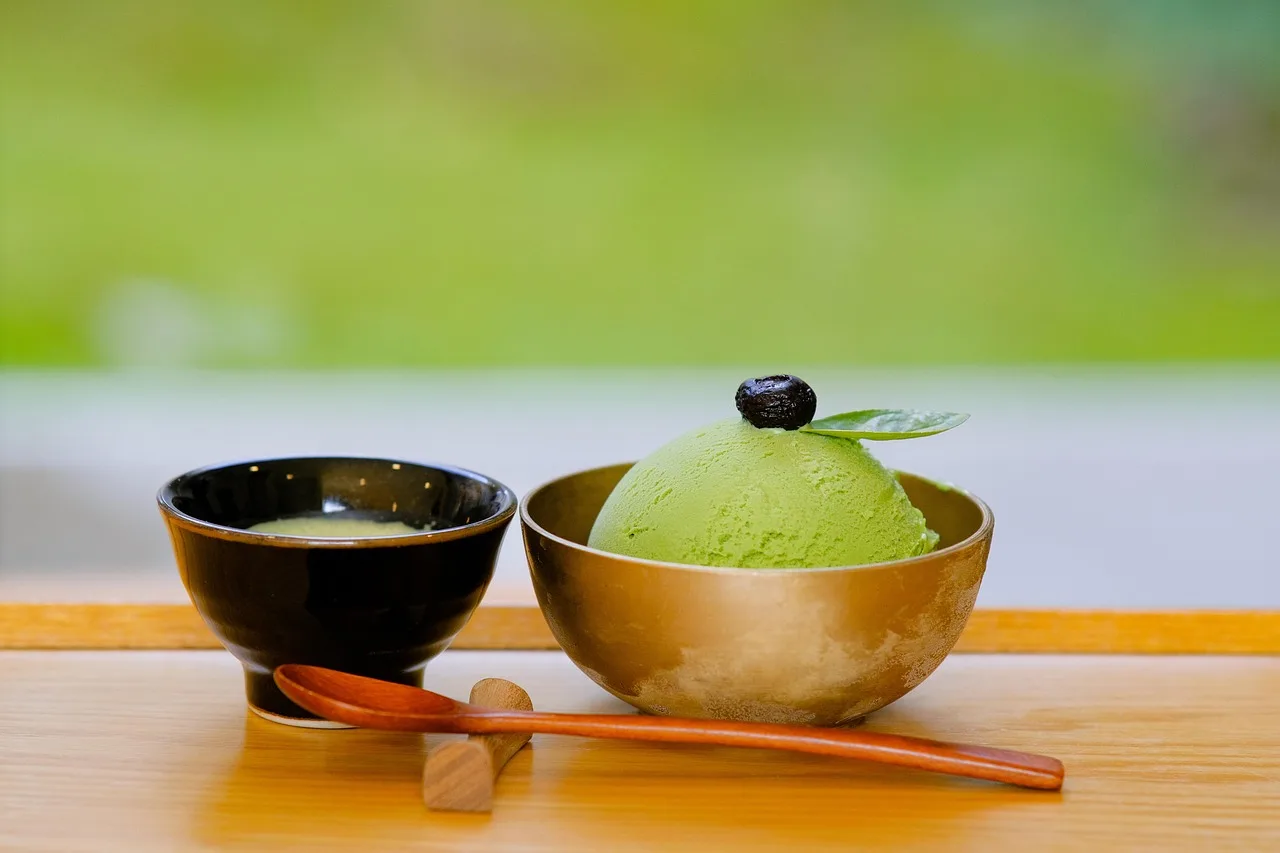 Yeşil affogato kahve tatlı kremalı fotoğraf