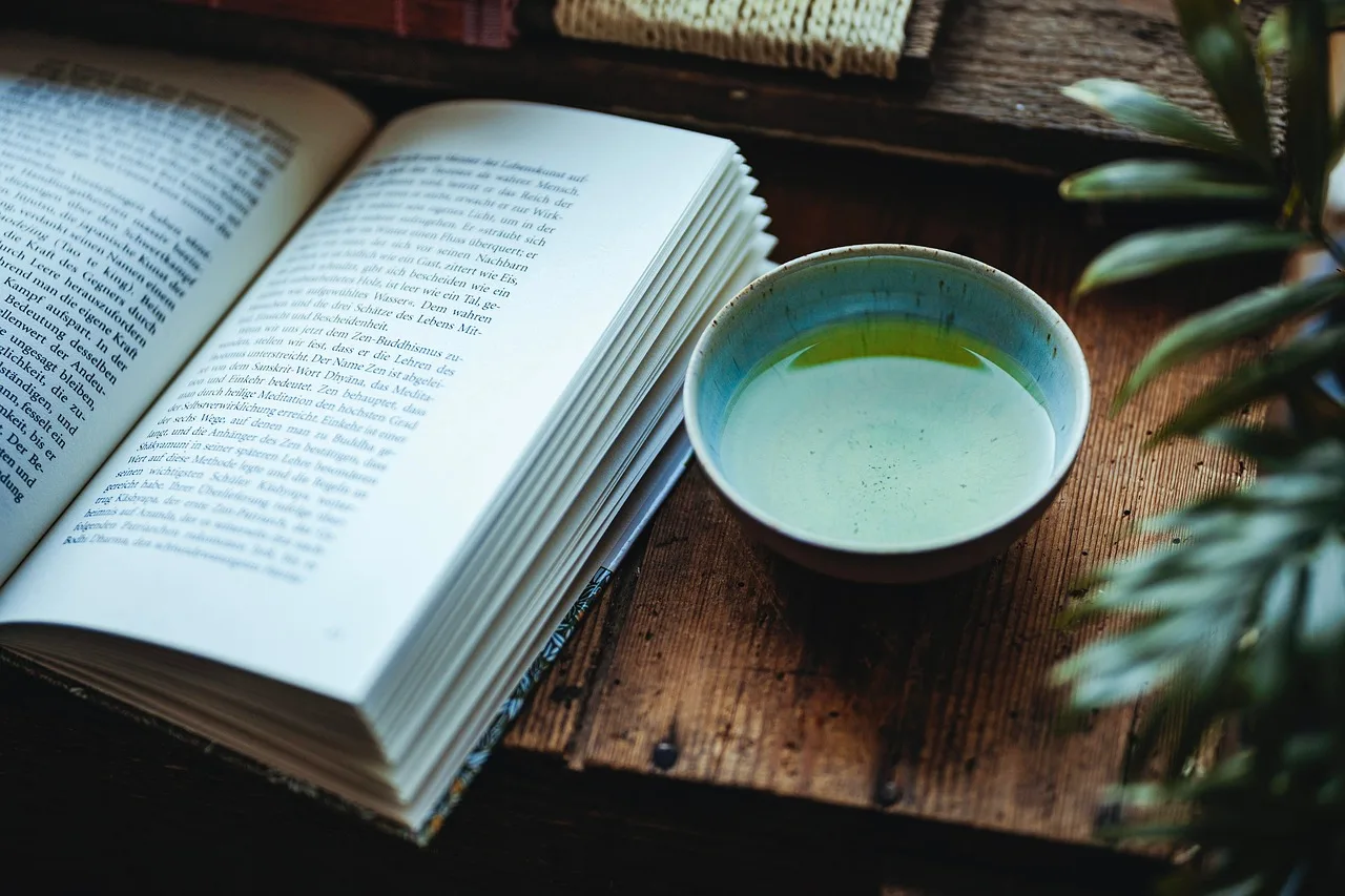 Yeşil çay ve kitap okuma anı - yağmurlu doğa
