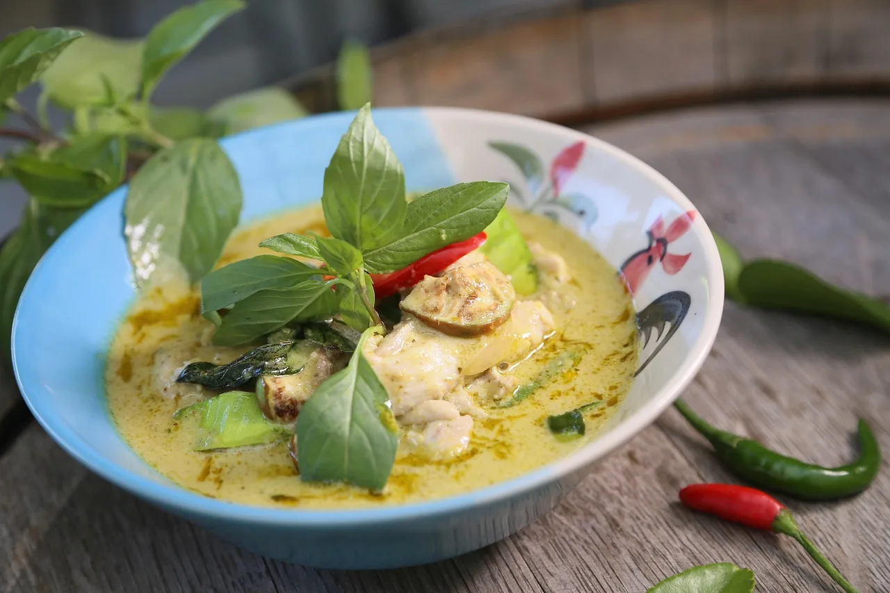 Yeşil köri Thai yemeği - baharatlı sebzeli tavuk Yeşil köri Thai yemeği - baharatlı sebzeli tavuk