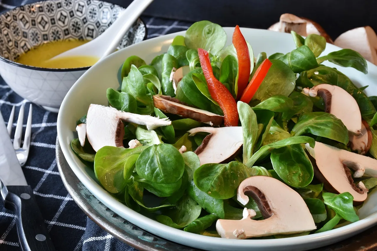 Yeşil kuzu göbeği marulu ve mantarlı salata kasesi - sağlıklı beslenme Yeşil kuzu göbeği marulu ve mantarlı salata kasesi - sağlıklı beslenme