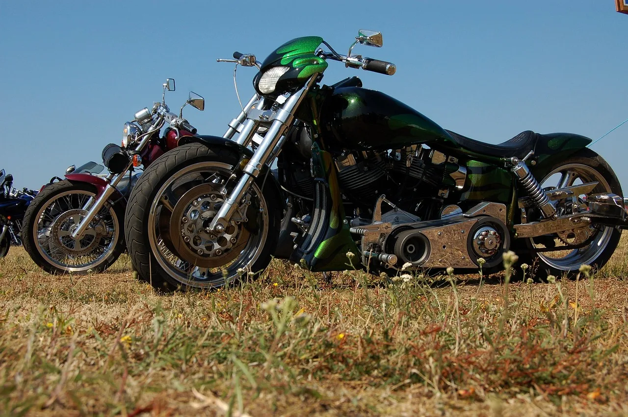 Yeşil vintage motosiklet sürücüsü - klasik tarz