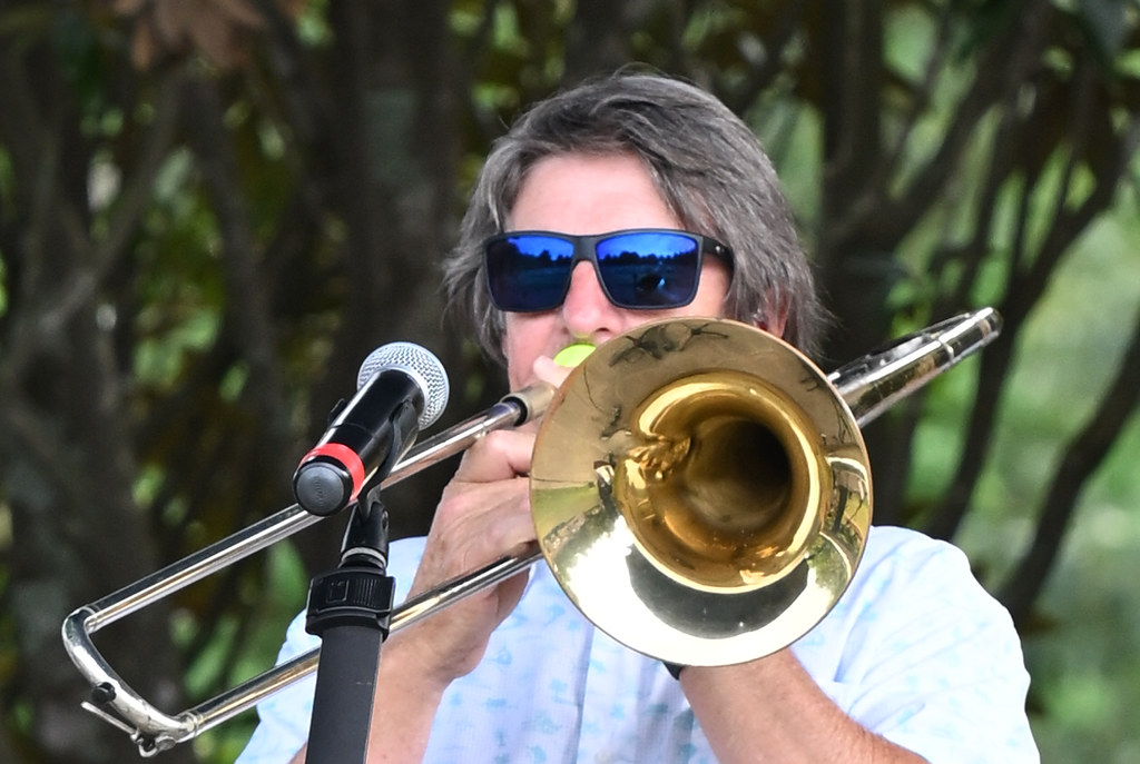 Yeşillikler Arasında Açık Havada Trombon Performansı ve Müzisyen Portresi