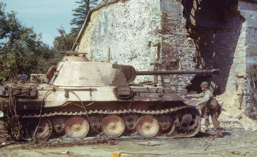 Yıkık Bina Yanında İkinci Dünya Savaşı Alman Panther Tankı ve Asker Yıkık Bina Yanında İkinci Dünya Savaşı Alman Panther Tankı ve Asker