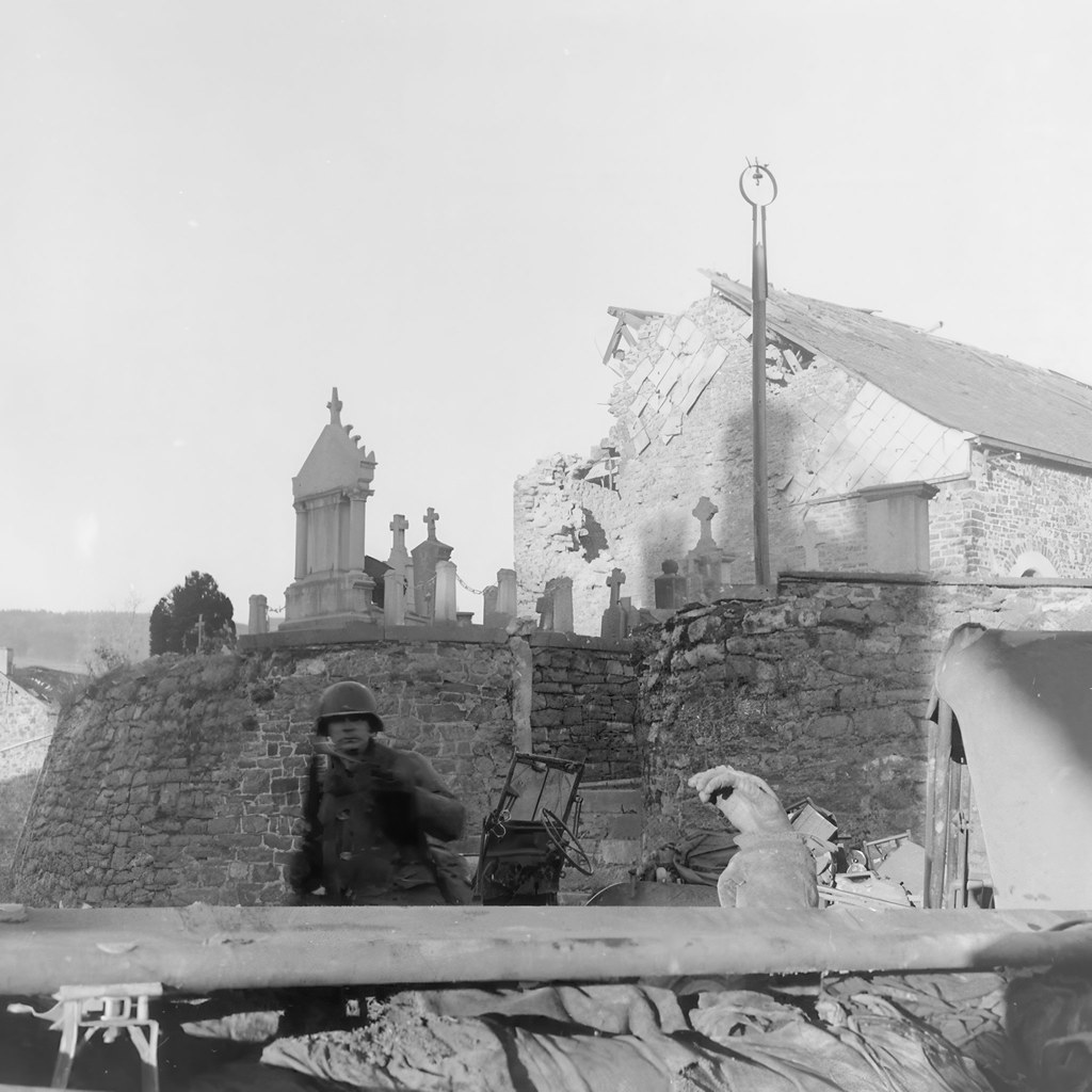 Yıkılmış Kilise ve Mezarlık Manzaralı Siyah Beyaz Tarihsel Savaş Fotoğrafı