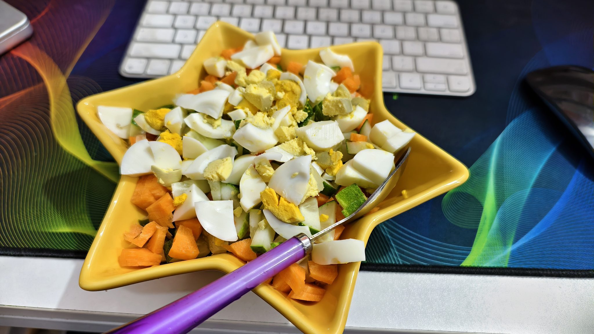 Yıldız Kasede Yumurtalı Havuçlu Pratik Kahvaltı Salatası ve Ofis Masası