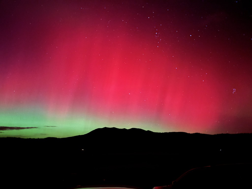 Yıldızlar Altında Renkli Aurora Borealis ve Dağ Silueti Manzarası